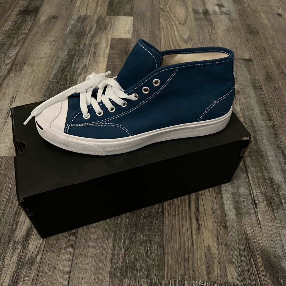 Brand Converse mid tops.